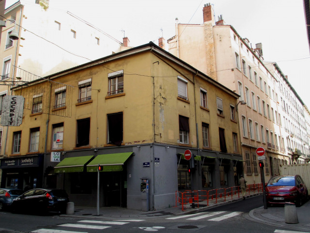 Angle de la rue Auguste-Comte et de la rue Sainte-Hélène.