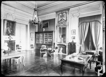 Bureau du conservateur de la bibliothèque de Lyon dans le palais Saint-Jean : négatif sur plaque de verre (1900, cote 3PH/492)