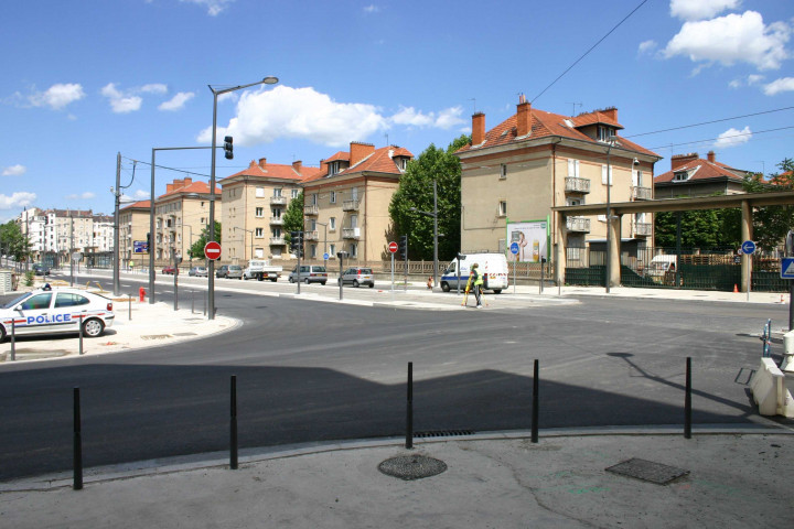Cité SNCF, angle du cours Charlemagne et de la rue Montrochet.