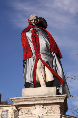 Statue de Joseph-Marie Jacquard décoré pour le 8 décembre.