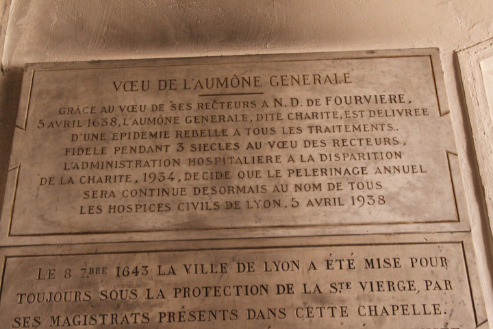 Plaque en mémoire d'un vœu de l'aumône générale à Notre-Dame de Fourvière contre une épidémie (1638).
