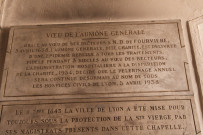 Plaque en mémoire d'un vœu de l'aumône générale à Notre-Dame de Fourvière contre une épidémie (1638).
