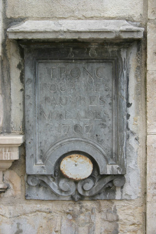 Hôpital de l'Hôtel-Dieu, ancien tronc, inscription, fronton de la chapelle.