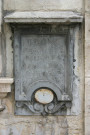 Hôpital de l'Hôtel-Dieu, ancien tronc, inscription, fronton de la chapelle.