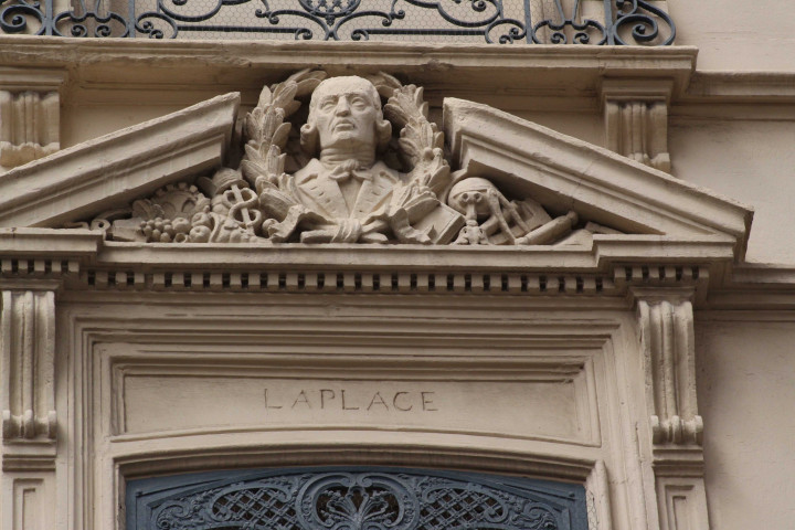 7 place d'Helvétie et rue Malesherbes, détail sur la façade, Laplace.
