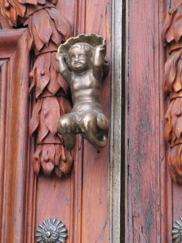 Hôtel-de-Ville, porte centrale, marteau de Porte "Tony Tapeducul".