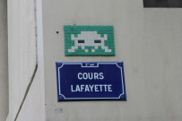 Space invader à l'angle de la rue Ney et du cours Lafayette.