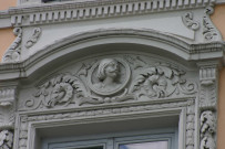 35 quai Fulchiron, tympan de fenêtre orné d'un bas-relief au buste d'homme.
