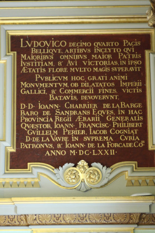 Hôtel-de-Ville, salon de la Conservation, plaque en latin.