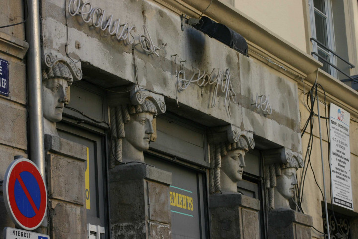 2 place Meissonnier, sculptures.