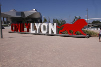 Vers le musée des Confluences, logo et slogan "Only Lyon", plaque de la société Médecis.