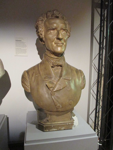 13 rue de la Poulaillerie, Musée de l'Imprimerie, bustes d'Antoine Perisse, époux Arnaud, Gutenberg, Hippolyte Rubin.