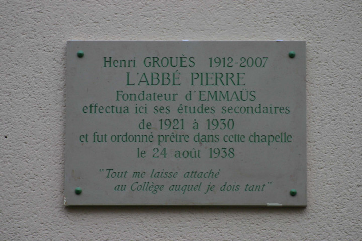 10 rue Sainte-Hélène, centre scolaire Saint-Marc, plaque en mémoire d'Henri Grouès, dit l'abbé-Pierre (prêtre, fondateur du mouvement Emmaüs).