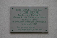 10 rue Sainte-Hélène, centre scolaire Saint-Marc, plaque en mémoire d'Henri Grouès, dit l'abbé-Pierre (prêtre, fondateur du mouvement Emmaüs).