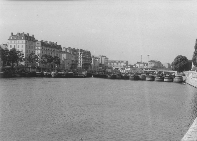 [Barrages de péniches sur la Saône].