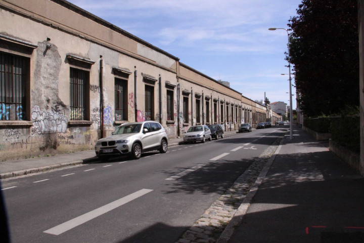 Vue sud, mur d'enceinte de l'ancienne usine Rochet-Schneider, Berliet, RVI.