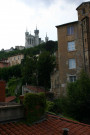 Vue du quartier et de la basilique Notre-Dame de Fourvière depuis la mairie.