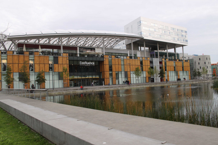 Vers le Port Rambaud, centre commercial Confluence.