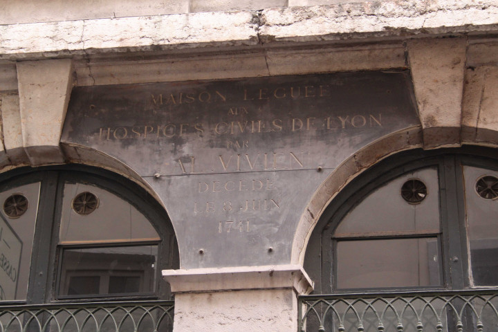 2 rue Chavanne, inscription en mémoire d'un legs aux hospices civils de Lyon par Al. Vivien.