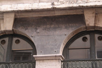 2 rue Chavanne, inscription en mémoire d'un legs aux hospices civils de Lyon par Al. Vivien.