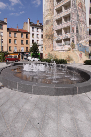 Angle de l'avenue Berthelot et du boulevard des Etats-Unis, Jet-d'Eau.