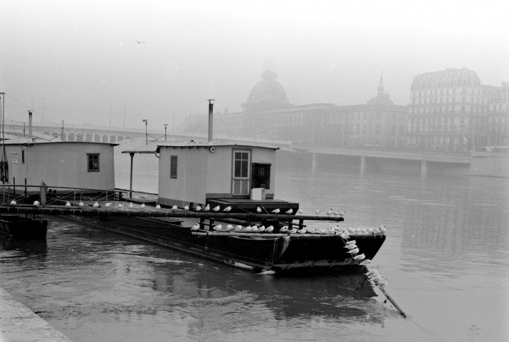 Vue sur une péniche.