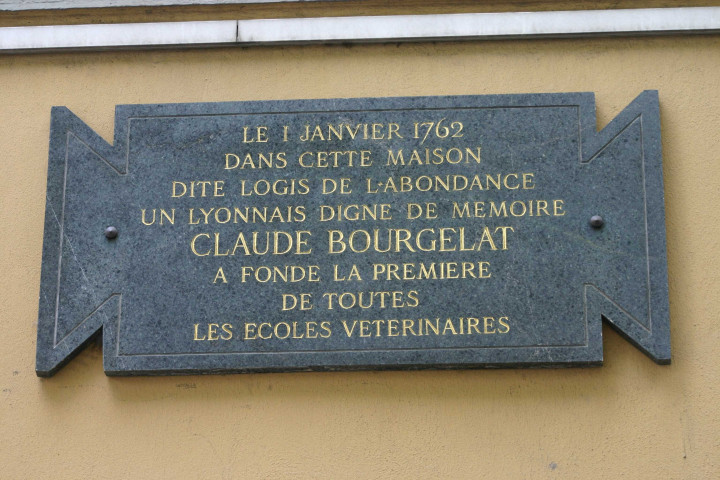Plaque en mémoire de Claude Bourgelat et de la fondation de la première école vétérinaire.