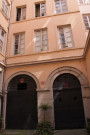 15 rue de l'Annonciade, cour intérieure, façade et escaliers.
