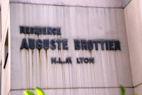 197/199 rue André-Philip, est, Résidence HLM Auguste-Brottier.