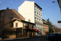 106 rue Sébastien-Gryphe, façade du café-restaurant "En mets, fais ce qu'il te plâit" et de l'hôtel des facultés.