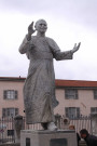 Esplanade de la basilique, statue du Pape Jean-Paul II.