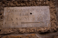 12 grande rue de Saint-Rambert, plaque de niveau de crue de la Saône.