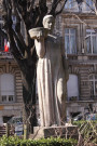 Statue de Canéphore par Albert Poncin.