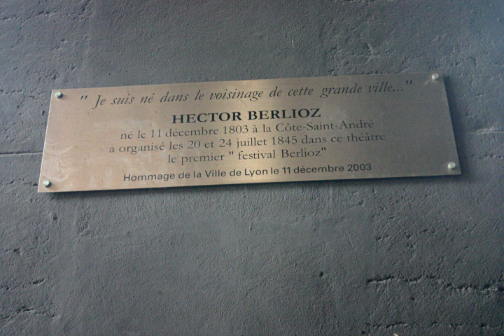 Opéra, plaque en mémoire d'Hector Berlioz et du festival Berlioz.
