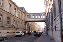 Passage entre deux bâtiments de l'ancienne Ecole de Santé militaire.