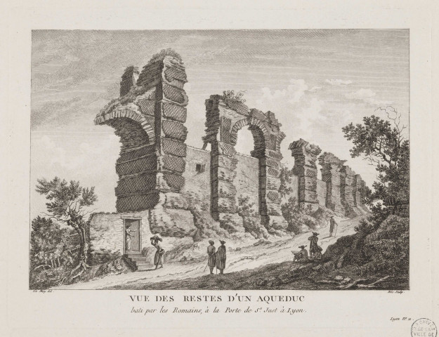 Vue des restes d'un aqueduc bati par les Romains, à la porte de St Just à Lyon ; vue d'une partie des aqueducs des romains, près du village de Chaponost, aux environs de Lyon.