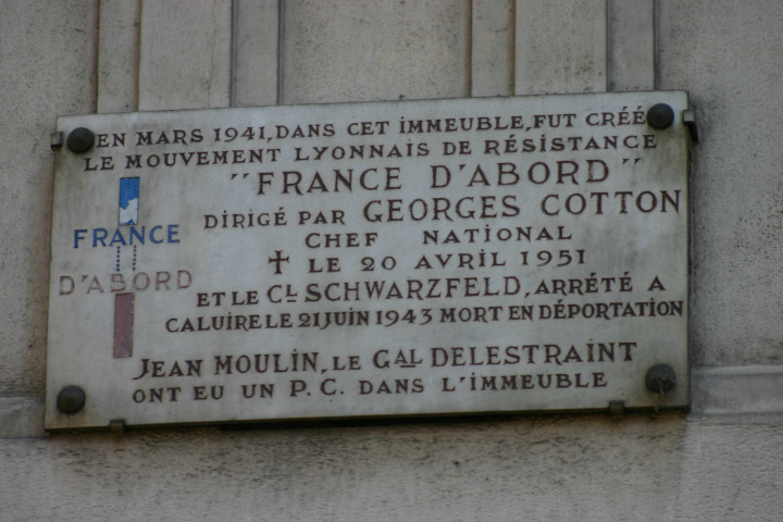 Angle de la rue Sala et de la rue Victor-Hugo, plaque en mémoire de « France d'abord » (mouvement lyonnais de résistance).