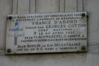 Angle de la rue Victor-Hugo et de la rue Sala, plaque en mémoire de « France d'abord » (mouvement lyonnais de résistance).