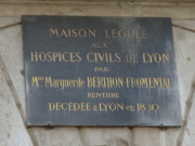 17 place Bellecour, plaque d'une maison léguée aux Hospices civils de Lyon par Mlle Berthon-Fromental.