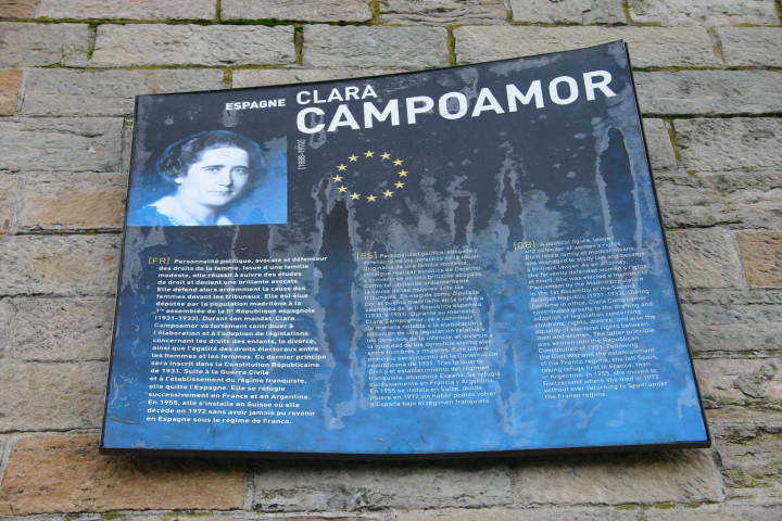 Berges du Rhône, plaque biographique de Clara Campoamor, au sud du pont Morand.
