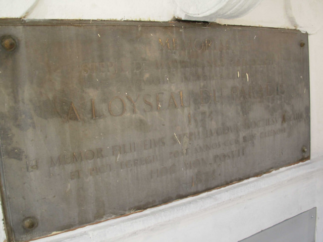 2 place Meissonnier, plaque en mémoire d'Etienne Martellange (peintre), de son atelier l'oyseau du paradis et de son fils Etienne Martellange (architecte).