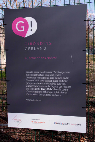 Mur peint, panneau explicatif.