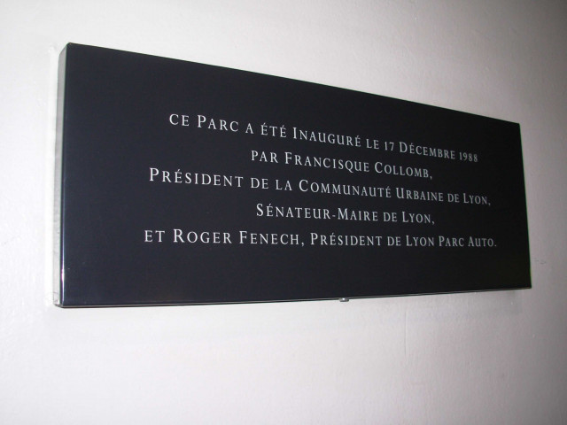 Plaque en mémoire de l'inauguration du parking.