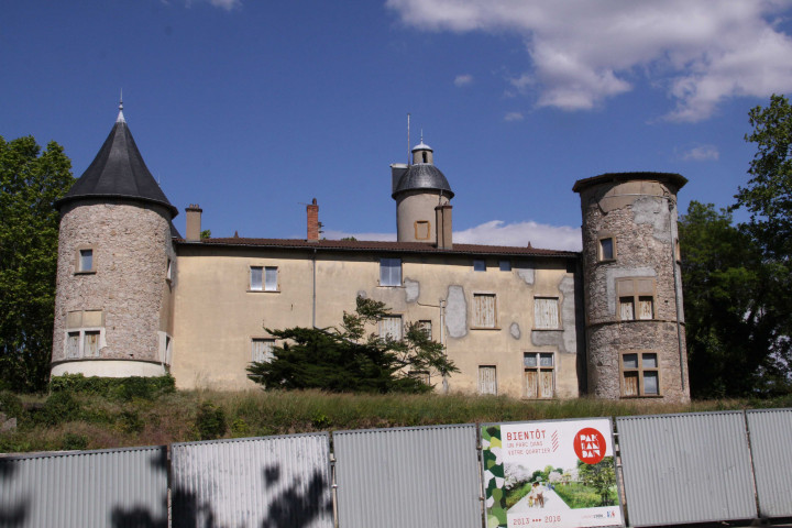 Vue de la façade du château.