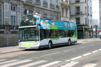Angle de la place Bellecour et de la rue Victor-Hugo, bus touristique.