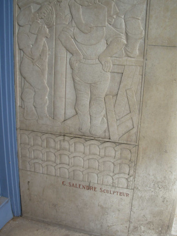 Plaque commémorative et bas-reliefs.