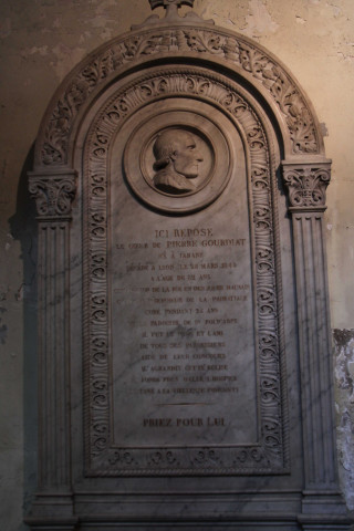 Eglise Saint-Polycarpe, intérieur, plaque en mémoire de Pierre Gourdiat (curé de la paroisse).