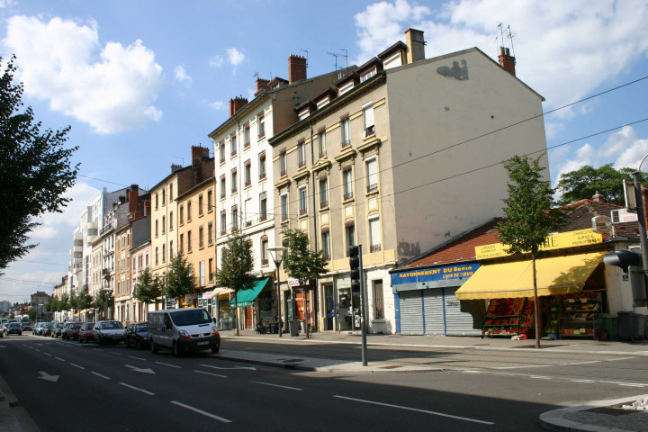 269 avenue Berthelot, vers la rue Saint-Agnan.