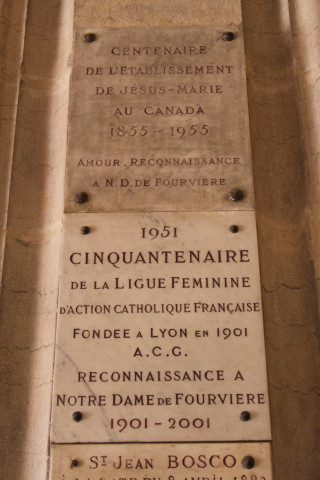 Plaque cinquantenaire de la ligue féminine d'action catholique.