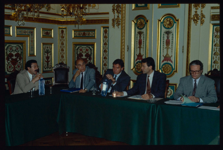 Réunion annuelle d'évaluation du contrat d'objectifs signé en 1989 entre le maire de Lyon et le ministre de l'Education nationale pour favoriser la réussite scolaire des élèves de l'école élémentaire, en présence de Michel Noir.